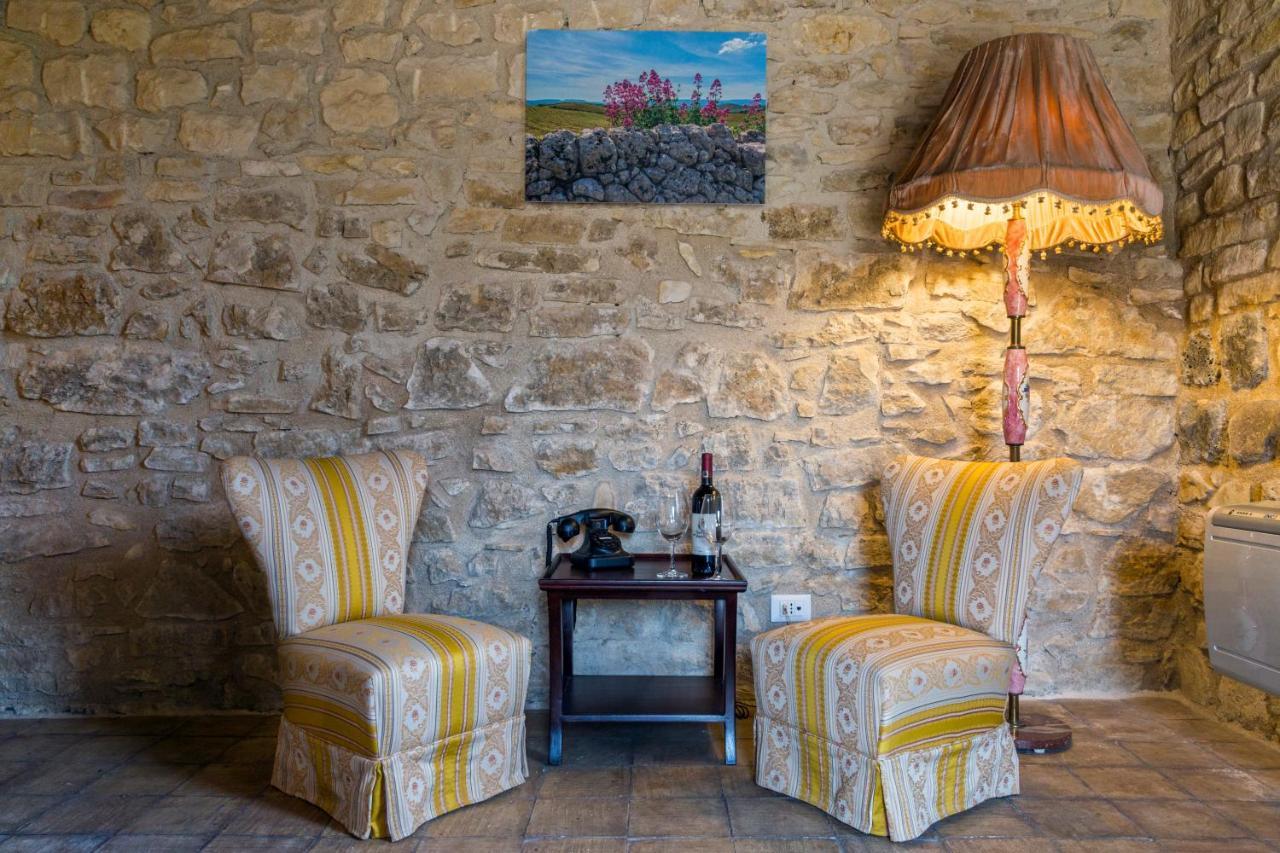 Masseria Fortificata Lo Zafferaneto Buccheri Esterno foto