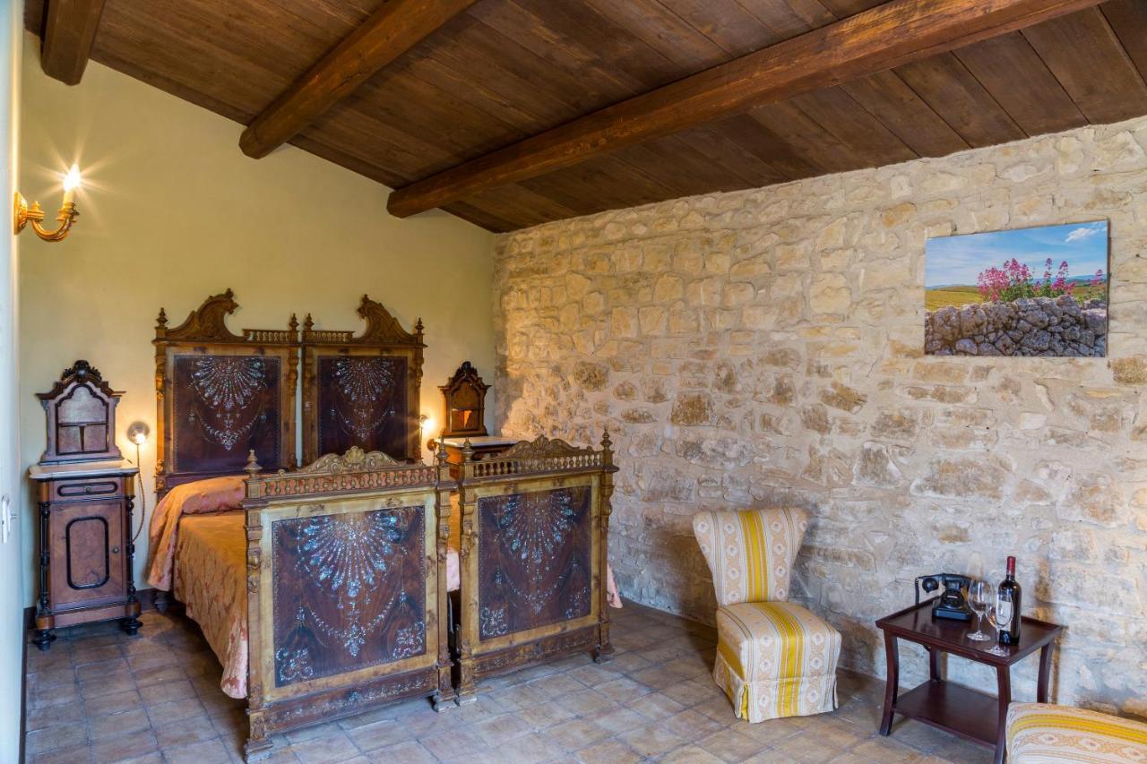 Masseria Fortificata Lo Zafferaneto Buccheri Esterno foto