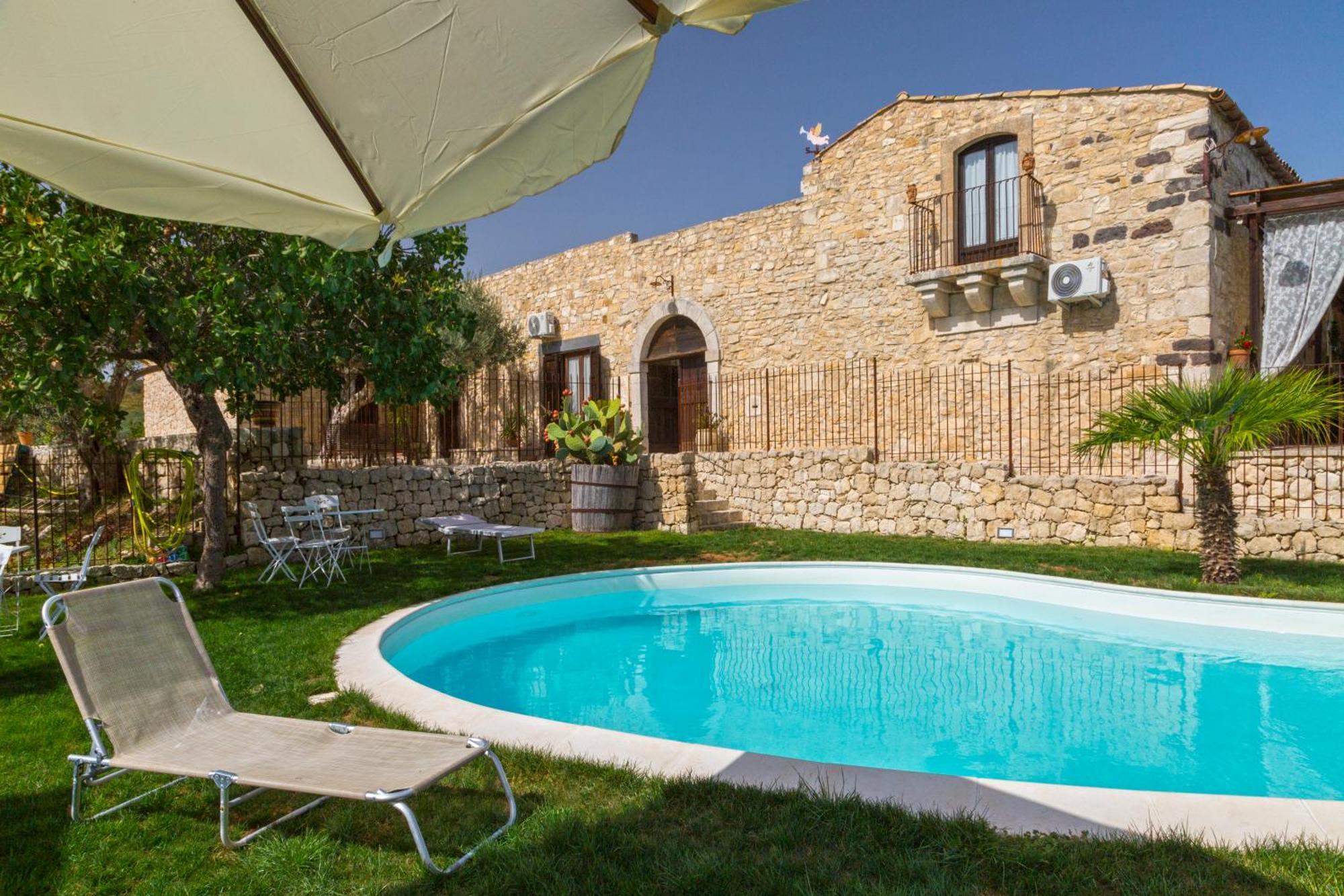 Masseria Fortificata Lo Zafferaneto Buccheri Esterno foto